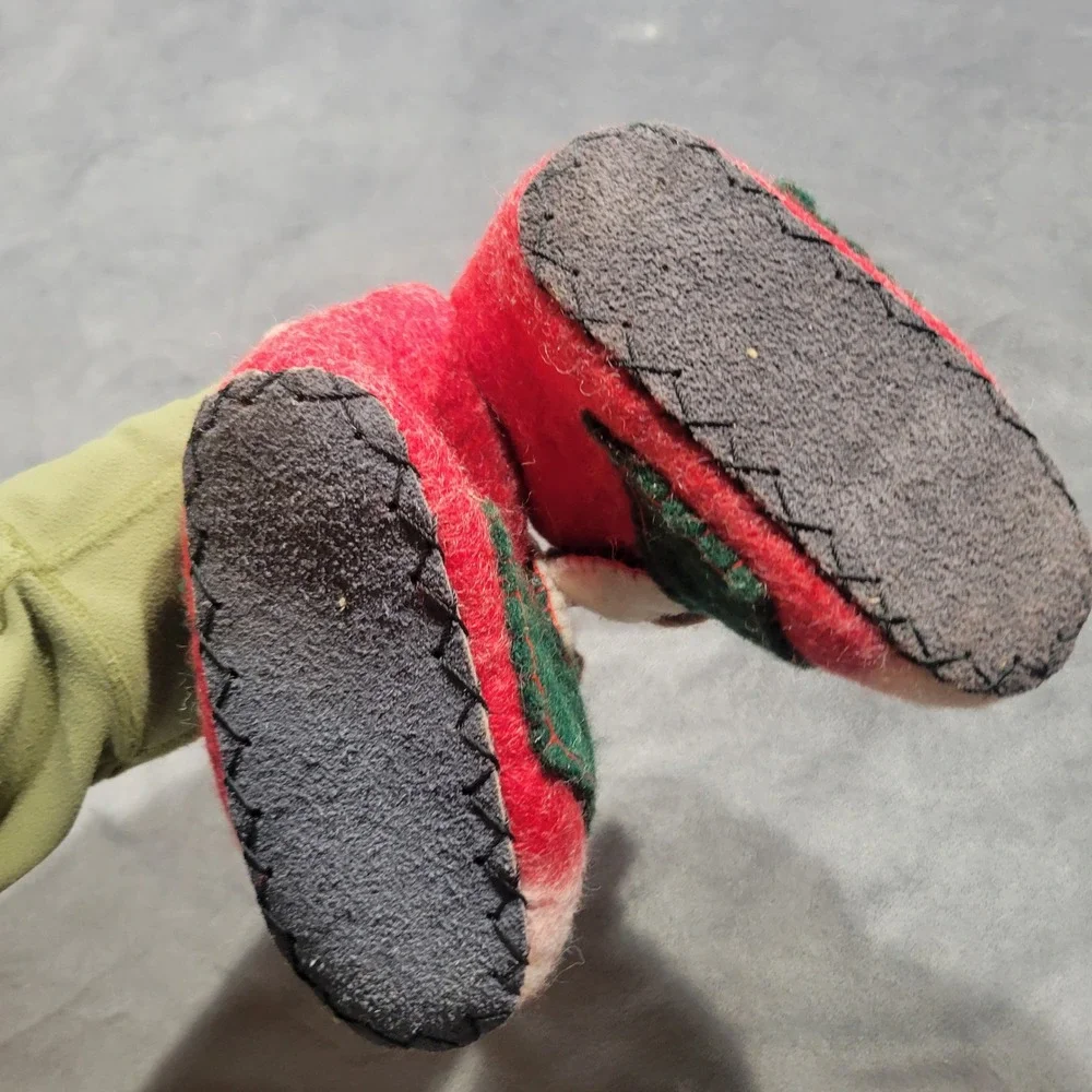 Seasons of Cannon Falls Reindeer Felted Wool Slippers Red Green Christmas Nepal‎